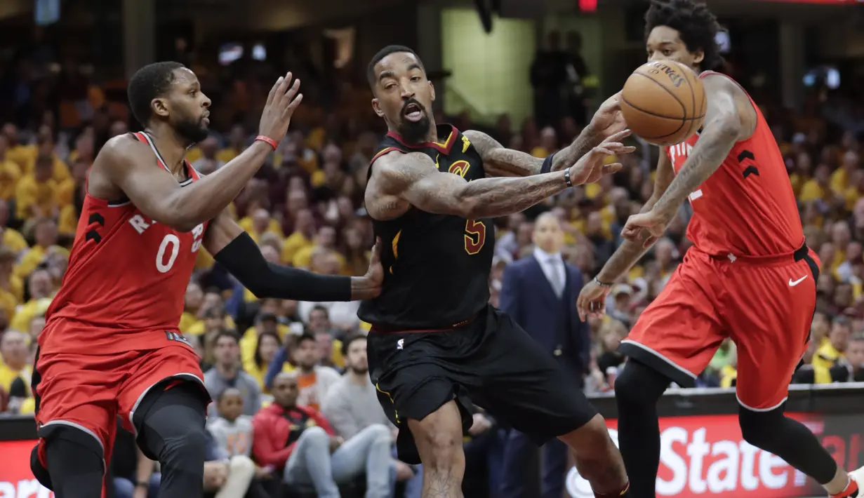 Pemain Cleveland Cavaliers, JR Smith (tengah) mengecoh da pemain Toronto Raptors pada gim keempat semifinal Wilayah Timur NBA playoff di Quicken Loans Arena, Cleveland, (7/5/2018). (AP/Tony Dejak)