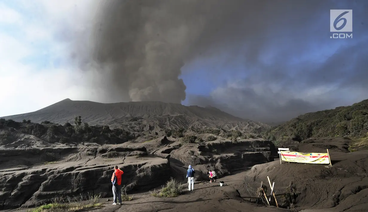 Wisatawan mengabadikan gunung Bromo yang sedang mengalami erupsi di Probolinggo, Jawa Timur, Selasa (26/3/2019). Kawasan wisata Gunung Bromo masih aman dikunjungi wisatawan asalkan tidak melakukan aktivitas di area dalam radius satu kilometer dari kawah Gunung Bromo. (merdeka.com/Arie Basuki)