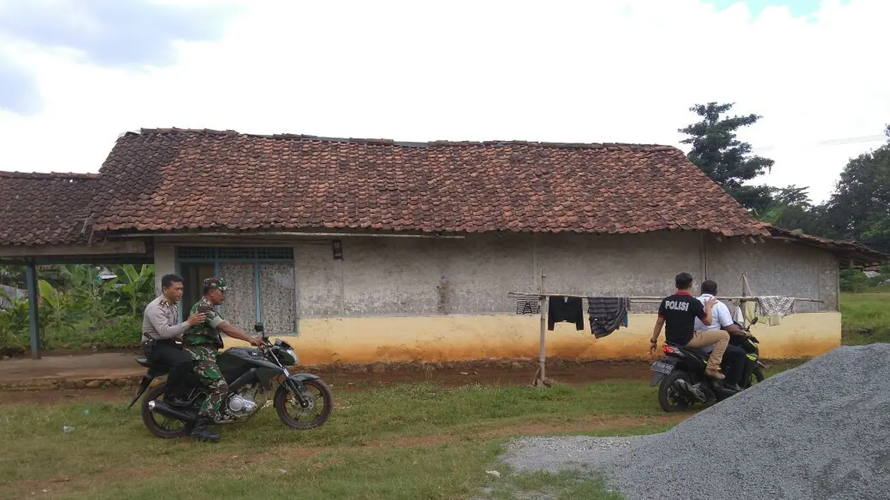Polisi mendatangi rumah yang diduga sebagai tempat kejadian persekusi (Liputan6.com/Achmad Sudarno)