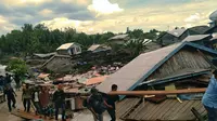 Warga korban longsor di Indragiri Hilir meninggalkan rumah yang sudah ambruk. (Liputan6.com/Istimewa)
