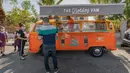 Emad Abdeljawwad menjual hot dog dan minuman dari mobil van yang telah diubah di Ramallah, Tepi Barat, 23 September 2020. Dengan sebagian besar restoran tutup karena pembatasan COVID-19, food truck telah memungkinkan pengusaha Palestina untuk menemukan cara tetap bekerja. (AP Photo/Nasser Nasser)
