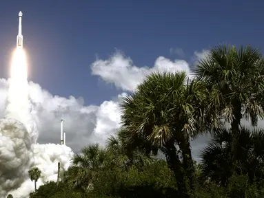 Pesawat luar angkasa Boeing Starliner, di atas roket Atlas V, lepas landas dari landasan peluncuran di Space Launch Complex 41, Cape Canaveral, Florida pada Rabu (5/6/2024). (AP Photo/Chris O'Meara)