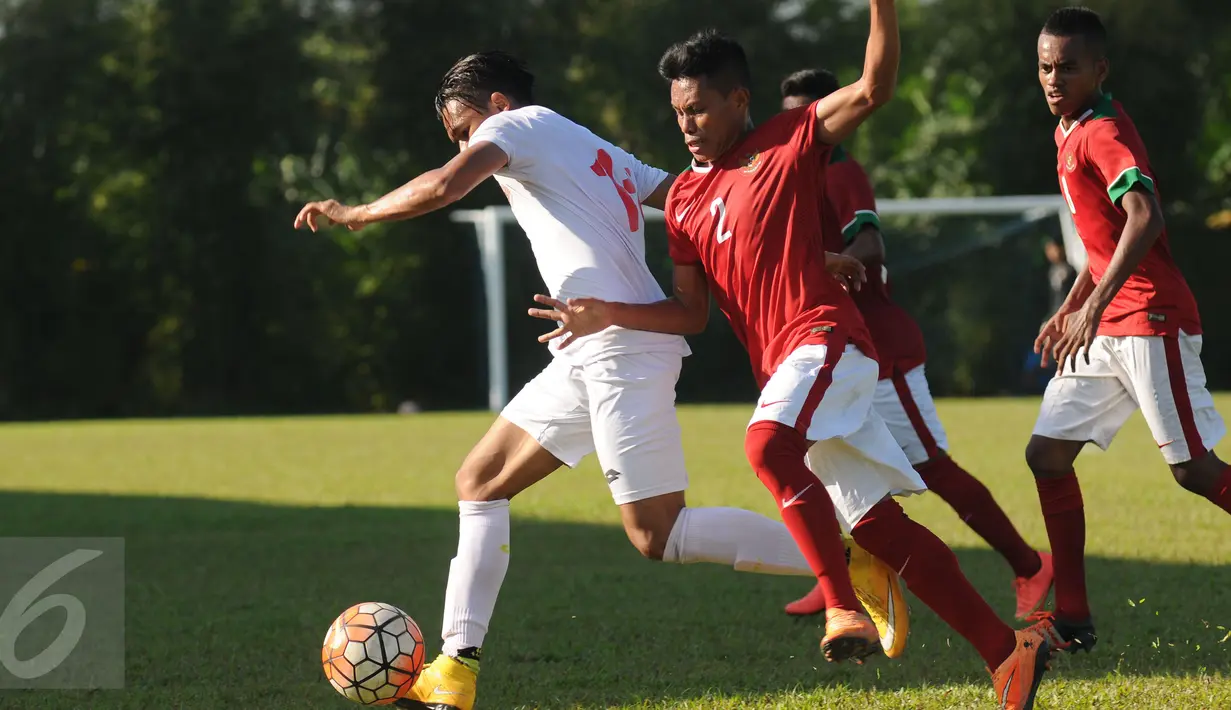 Pemain seleksi Timnas Indonesia U-19 berebut bola dengan pemain PON DKI Jaya saat laga uji coba kedua di NYTC Sawangan, Sabtu (6/8/2016). Pemain seleksi Timnas U-19 takluk dari PON DKI Jaya 0-1. (Liputan6.com/Helmi Fithriansyah)
