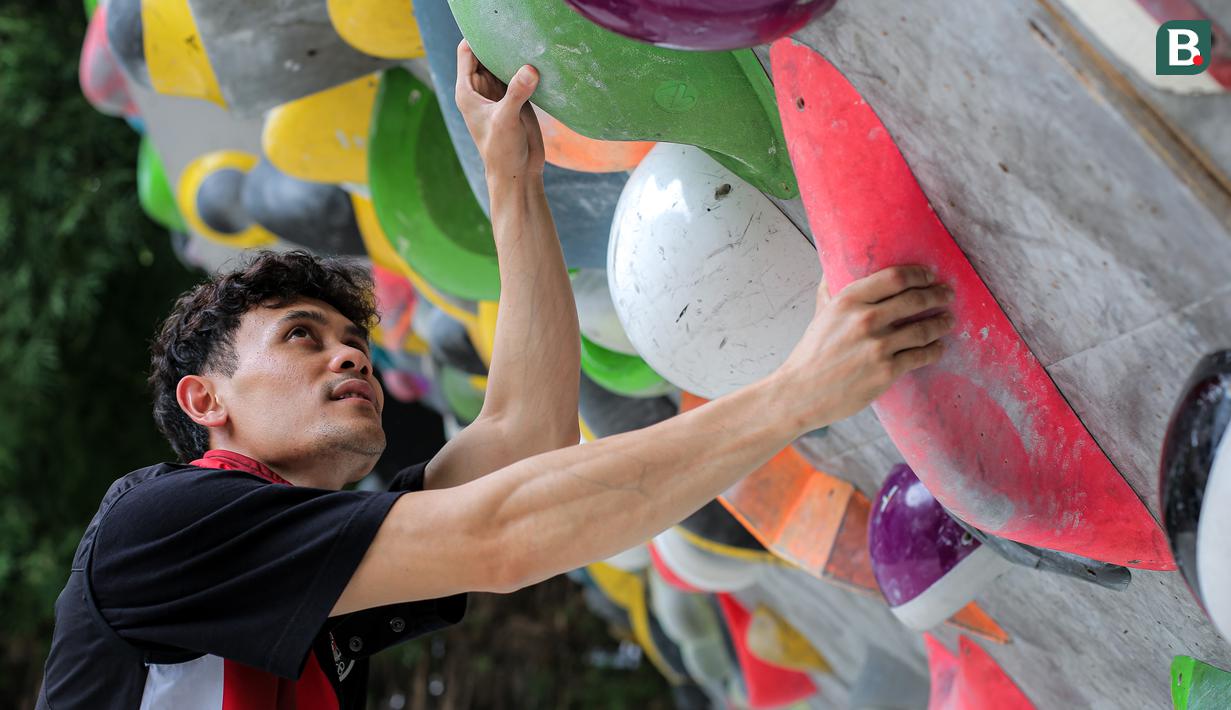 <p>Atlet panjat tebing Indonesia, Veddriq Leonardo berpose memanjat dinding di markas FPTI, Hotel Santika Premier, Bekasi, Selasa (20/08/2024). (Bola.com/Bagaskara Lazuardi)</p>