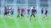 Timnas Indonesia Putri berlatih di Dewa United, Tangerang, pada Rabu (25/6/2025) sore WIB. (Bola.com/Muhammad Iqbal Ichsan)