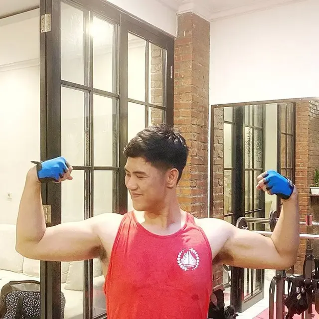 6 Potret Ricky Cuaca saat Fitness di Gym, Rahasia Sukses Turun 38 Kg