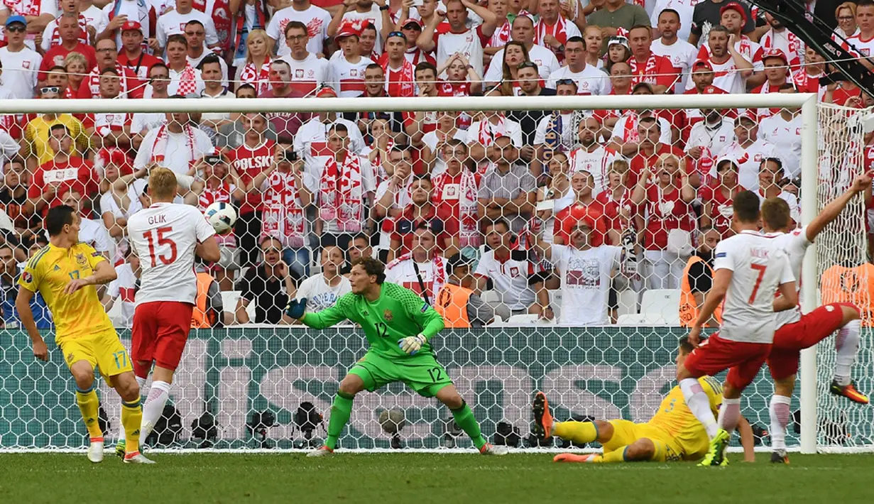 Jakub Blaszczykowski saat mencetak gol ke gawang Ukraina pada laga terakhir Grup C Piala Eropa 2016 di Stade Velodrome, Marseille, Selasa (21/6/2016). (AFP/Anne-Christine Poujoulat)