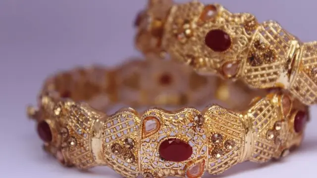 Ilustrasi Model Gelang Emas Klasik (Credit: Samar Ahmad/Unsplash)