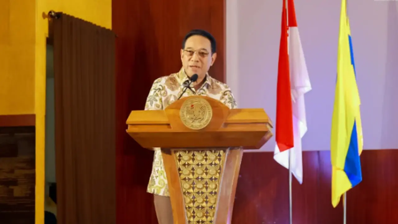 Wamenkes Benny bicara tentang konsumsi rokok yang masih tinggi dalam pengeluaran rumah tangga pada Conference on Tobacco Control (ICTOH) 2026 . (Foto: Dok Unair)