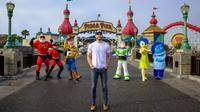Foto Chris Evans di Disney California Adventure Park, AS, yang malah jadi meme. (dok. Twitter @pixar/https://twitter.com/Pixar/status/1536026434908524545/photo/1)