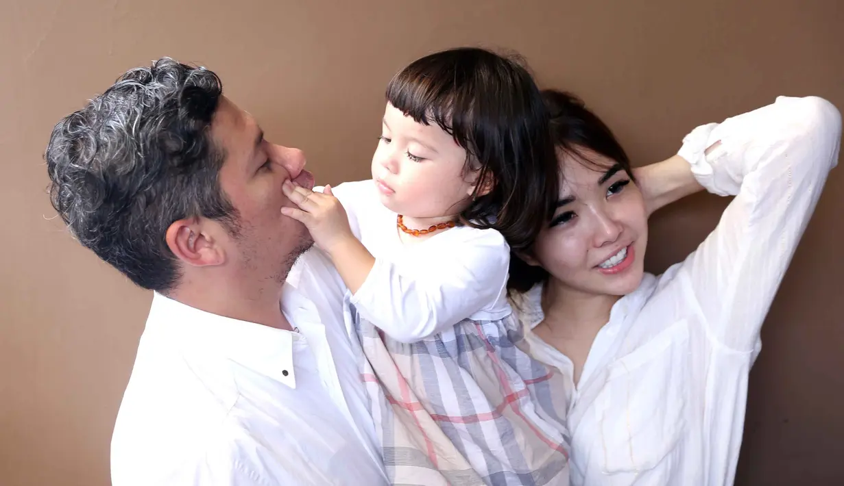 Melihat jawaban anaknya itu, Gading pun langsung berusaha menenangkan anaknya dengan mengatakan untuk tetap bersamanya. (Nurwahyunan/Bintang.com)