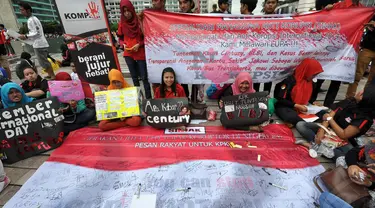 Massa dari Spesialisasi Mahasiswa Anti Korupsi (SIMAK) melakukan aksi di Bundaran HI, Jakarta, Minggu (7/12/2014). (Liputan6.com/Miftahul Hayat)