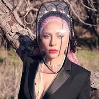 Lady Gaga memakai headpiece Rinaldy Yunardi (Foto: Instyle/ Instagram Lady Gaga)