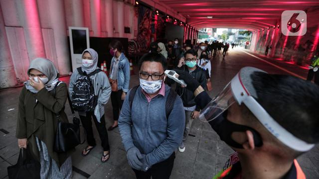 Suasana Jam Pulang Kantor Pekerja di Jakarta