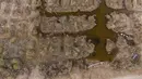 Foto udara memperlihatkan kebun kelapa sawit yang rusak karena garam dan polusi di tepi Sungai Shatt Al-Arab, Basra, Irak, 21 Maret 2022. Basra terletak di jalur air Shatt Al-Arab yang dibentuk oleh pertemuan Sungai Tigris dan Efrat yang mengalir ke Teluk. (Hussein FALEH/AFP)