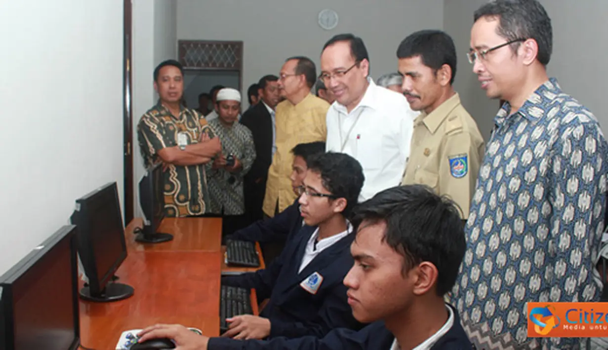 Citizen6, Depok: Direktur LP3T Nurul Fikri Rusmanto dan Kepala Kelurahan Rangkepan Jaya-Depok, Ahmad Ubaidillah melihat para santri usai peresmian.