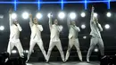 Anggota Backstreet Boys, dari kiri: AJ McLean, Nick Carter, Brian Littrell, Howie Dorough dan Kevin Richardson menghibur penonton di atas panggung Wango Tango 2017 di StubHub Center, California, (13/5). (AP/Chris Pizzello)