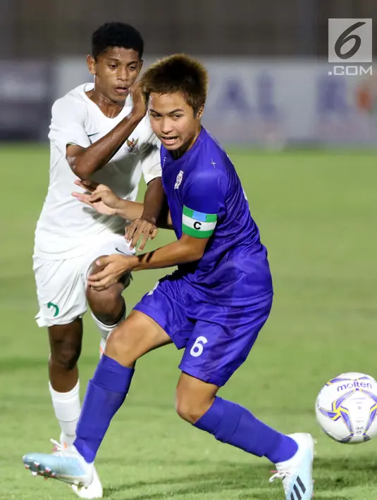 Pemain belakang Timnas Indonesia U-16, Alfin Farhan Lestaluhu (kiri) berebut bola dengan pemain Filipina U-16, Sam Rudolfo Taylor pada kualifikasi Piala AFC U-16 2020 Grup G di Stadion Madya Gelora Bung Karno, Jakarta, Senin (16/9/2019). Indonesia U-16 unggul 4-0. (Liputan6.com/Helmi Fithriansyah)