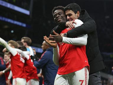 Arsenal berhasil memimpin klasemen Liga Inggris musim 2022/2023. Sejauh ini, mereka berhasil meraih 47 poin atau terpaut 8 angka dari Manchester City yang berada di bawahnya. Catatan gemilang lain yang berhasil ditorehkan The Gunners adalah mereka baru kalah satu kali. Satu-satunya tim yang berhasil mengalahkan skuad asuhan Mikel Arteta di Liga Inggris adalah Manchester United. Kala itu, Arsenal kalah 1-3 dari MU pada 4 September 2022. (AFP/Adrian Dennis)