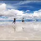 Salar de Uyuni merupakan dataran garam terluas di dunia. Foto: Flickr/Haceme un 14