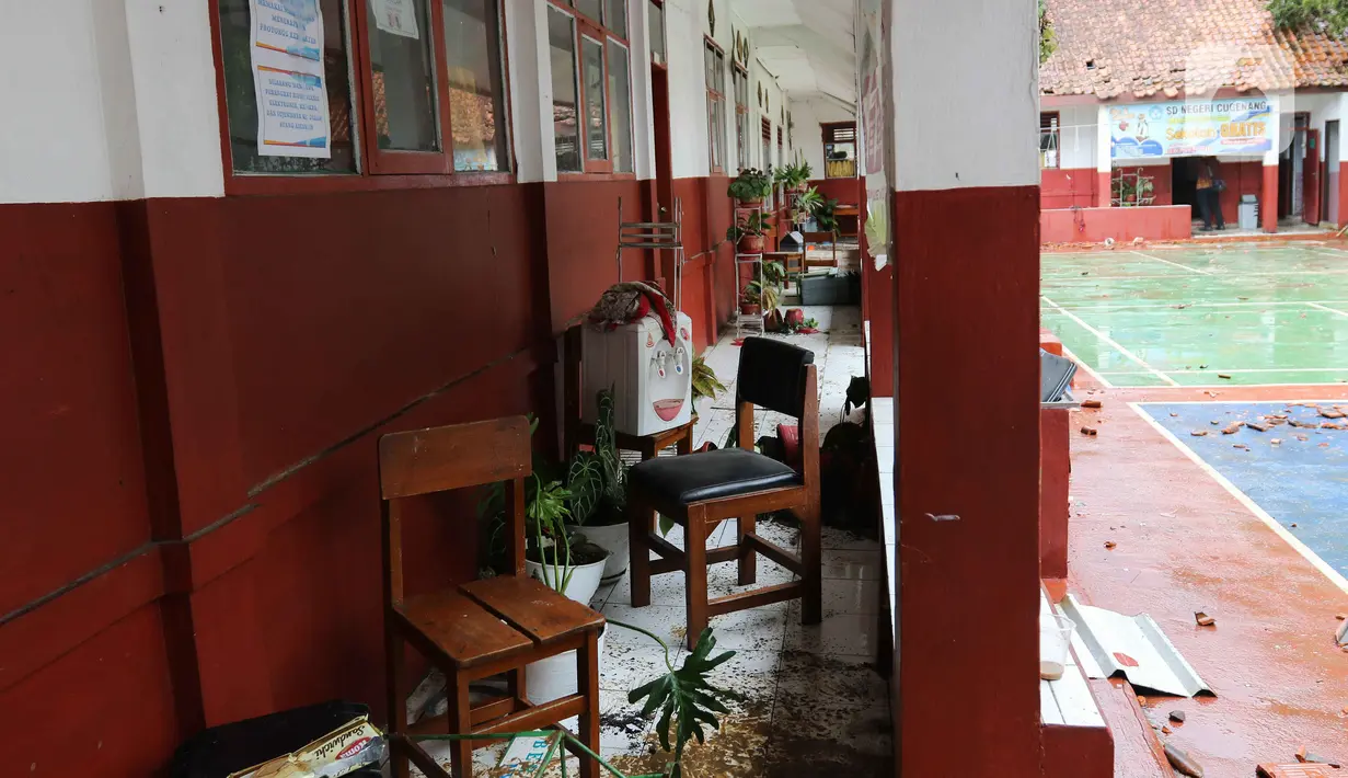 Kondisi SD Negeri Cugenang yang terdampak gempa bumi di Cianjur, Jawa Barat, Rabu (23/11/2022). Mendikbudristek Nadiem Makarim hari Rabu ini meninjau sekolah yang rusak akibat gempa berkekuatan magnitudo 5,6 di wilayah Kabupaten Cianjur pada Senin (21/11/2022) siang. (Liputan6.com/Herman Zakharia)