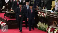 Presiden Joko Widodo di dampingi Wakil Presiden Jusuf Kalla usai berpidato di sidang tahunan MPR RI, DPR RI dan DPD RI tahun 2016 di Kompleks Parlemen, Senayan, Selasa (16/8). (Liputan6.com/Johan Tallo)