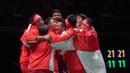 Tim Bulutangkis beregu putra Indonesia berpelukan usai menang atas Malaysia 3-0 pada final bulu tangkis beregu putra SEA Games 2017 di Axiata Arena, Malaysia, Kamis (24/8/2017). Indonesia meraih medali emas. (Bola.com/Liputan6.com/Faizal Fanani)