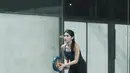 Kenakan tank top Alo dengan warna berbeda, Davina Karamoy kenakan celana training model cutbray. Paduan ini bikin tubuh rampingnya tuai pujian [@davinaakaramoy]