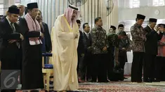  Presiden Joko Widodo dan Raja Salman bin Abdulaziz al-Saud di dampingi Imam Besar Masjid Istiqlal Nasaruddin Umar saat melakukan Shalat tahiyatul masjid di Masjid Istiqlal, Jakarta, Kamis (2/3). (Liputan6.com/Angga Yuniar)