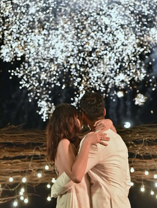 Tidak banyak yang tahu terkait rencana pernikahan pasangan ini. Bahkan, pernikahan keduanya mengejutkan banyak pihak. Bahkan, ada yang menganggap mendadak. (Instagram/chicco.jerikho)