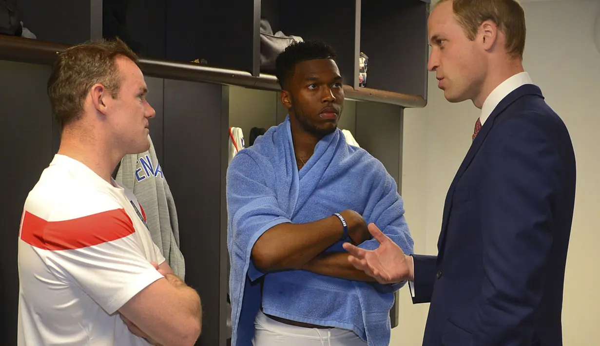 Pemain Timnas Inggris, Wayne Rooney (kanan) dan Daniel Sturridge menyimak serius ucapan dari Pangeran William di ruang ganti pemain di Stadion Wembley, London, (31/5/2014). (REUTERS/Michael Regan)