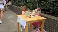 Suasana lapak gadis berusia lima tahun yang tengah berjualan limun di festival musik di kota London (Dokumentasi Andre Spicer)