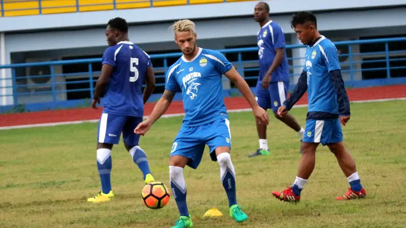 Melawan PS TNI, Raphael Maitimo berpotensi melakoni debut bersama Persib Bandung.