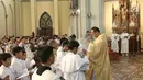 Uskup Agung memimpin prosesi saat Misa Natal di Gereja Katedral, Jakarta, Minggu (24/12). Keuskupan Agung Jakarta mengambil tema Nusantara atau tema khususnya "Damai Kristus dalam Nuansa Nusantara". (Liputan6.com/Herman Zakharia)