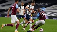 Penyerang Tottenham Hotspur, Gareth Bale mengontrol bola melewati pemain West Ham, Angelo Ogbonna dalam laga Liga Inggris di Tottenham Hotspur Stadium, Minggu (18/10/2020). Laga yang berakhir dramatis 3-3 itu diwarnai debut bintang anyar Tottenham, Gareth Bale. (Neill Hall/Pool via AP)