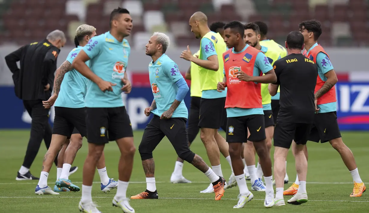 Para pemain timnas Brasil Neymar dan rekan satu timnya melakukan pemanasan selama sesi latihan resmi di National Stadium di Tokyo Minggu (5/6/2022). Timnas Brasil akan menghadapi Jepang dalam laga persahabatan di Japan National Stadium pada hari Senin 6 Juni 2022, pukul 17.20 WIB. (AP Photo/Eugene Hoshiko)