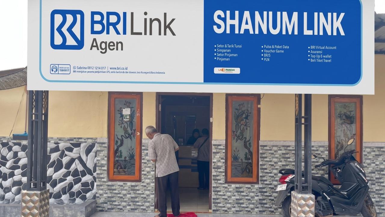 Holding Ultra Mikro BRI Perkuat Pemberdayaan, Nasabah PNM Mekaar di Bojonegoro Kini Tambah Penghasilan lewat BRILink Agen