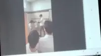 Sekolah Menengah Atas (SMA) Bina Nusantara (Binus) Simprug, Jakarta Selatan, merilis video dan hasil gambar dari kamera Closed Circuit Television (CCTV) terkait kasus dugaan perundungan atau pembullyan (Merdeka.com)