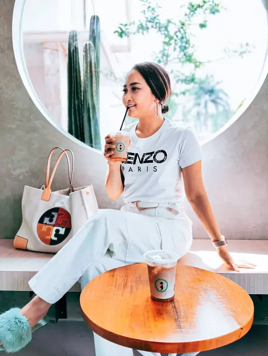 Gaya kasual seakan sudah menjadi andalan wanita 30 tahun ini. Saat sedang hangout PJ memilih mengenakan busana yang simpel. Ia terlihat mengenakan kaos brand Kenzo yang dipadukan dengan celana kain putih, fashionable banget. (Liputan6.com/IG/@nyonyahpjofficial)