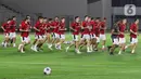Pemain Timnas Indonesia melakukan pemanasan jelang melakukan sesi latihan di Stadion Madya, Kompleks Gelora Bung Karno, Senayan, Jakarta, Minggu (23/3/2025). (Liputan6.com/Herman Zakharia)