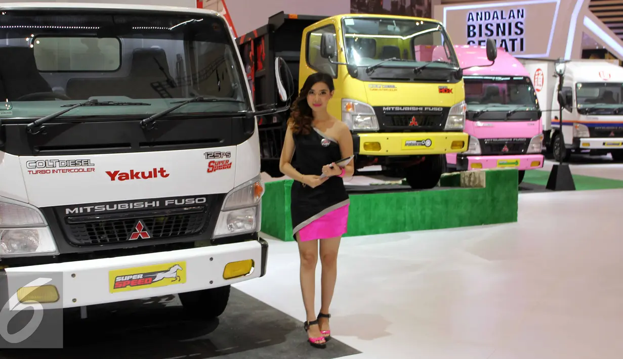 Seorang wanita cantik berpose dengan salah satu mobil yang dipamerkan pada Auto Show GIIAS 2015, Jakarta, Jumat (21/8/2015). Kehadiran para wanita cantik menjadi warna tersendiri pada acara pameran tersebut. (Liputan6.com/Helmi Afandi)