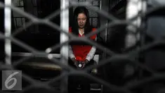 Terdakawa kasus pembunuhan Wayan Mirna Salihin, Jessica Kumala Wongso berada di dalam mobil tahanan usai menjalani sidang perdan di Pengadilan Negeri Jakarta Pusat, Rabu (15/6). (Liputan6.com/Helmi Afandi)