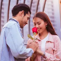 ilustrasi pasangan memberi bunga/PAPALAH/Shutterstock