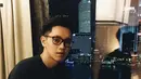 Pria dengan penampilan khasnya yaitu kacamata dan gaya ala klasik mampu membius  para penggemar dan kaum hawa di tanah air. (via instagram@brandonsalim/Bintang.com)