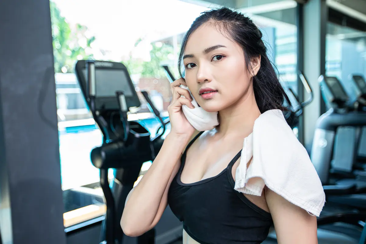 perempuan olahraga berkeringat