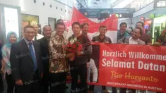 Pebalap Manor Racing asal Indonesia, Rio Haryanto disambut Duta Besar RI untuk Austria, Rachmat Budiman, dan staf KBRI Wina saat tiba di Bandar Udara Internasional Wina, Austria, Selasa (28/6/2016). (Bola.com/Reza Khomaini)
