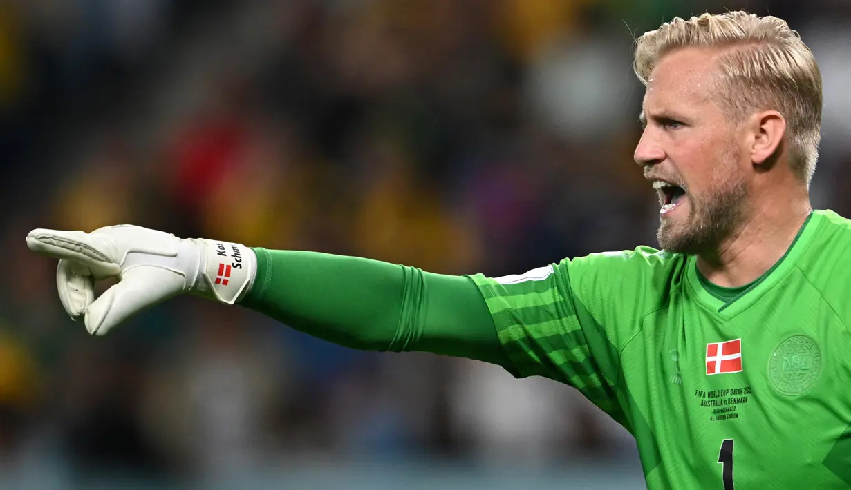Kasper Schmeichel. Kiper Timnas Denmark yang baru saja bergabung dengan OGC Nice pada awal musim 2022/2023 ini kini telah menginjak usia 36 tahun. Namun posisinya bersama Timnas Denmark belum tergeser sejak menjalani debut pada 6 Februari 2013. Hingga kini ia telah mengoleksi 89 caps dengan torehan 43 kali clean sheet dan kebobolan 71 gol. (AFP/Paul Ellis)