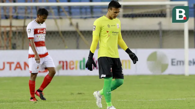 FOTO: Momen Unik Muhammad Ridho Pakai Rompi Saat MU Hadapi PSS Sleman di Piala Menpora