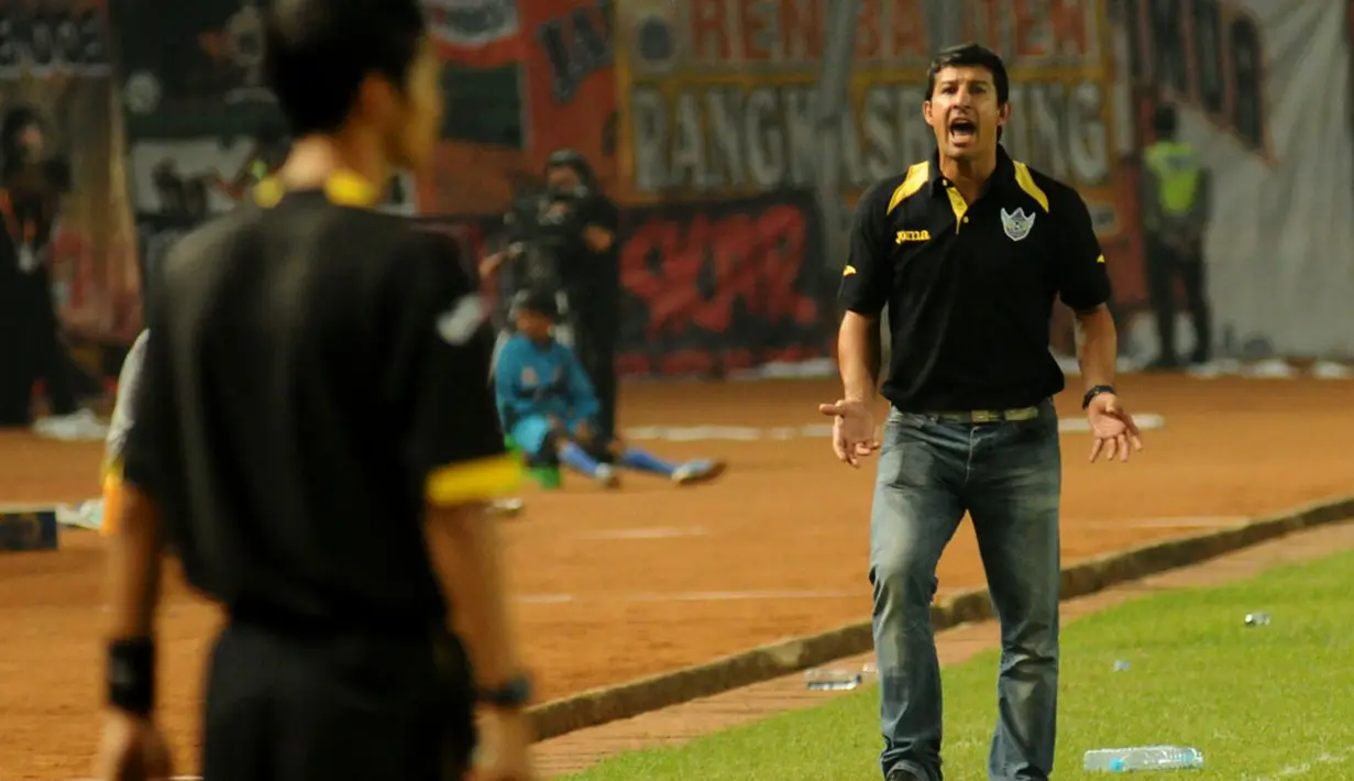 Pelatih Gresik United, Angel Alfredo Vera, terlihat melakukan protes terhadap kepemimpinan hakim garis saat timnya berlaga melawan Persija di stadion GBK Jakarta, (29/4/2014). (Liputan6.com/Helmi Fithriansyah)
