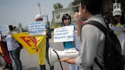 Massa yang tergabung dalam Front Perjuangan Rakyat (FPR)-Indonesia menggelar aksi di Taman Aspirasi, depan Istana Merdeka, Jakarta, Selasa (20/8/2019). Massa mengutuk dan mengecam keras tindasan fasis dan rasis yang dilakukan oleh aparat negara terhadap rakyat Papua. (Liputan6.com/Faizal Fanan)